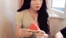 娱乐吃瓜酱喂西瓜视频,娱乐吃瓜酱带你领略喂西瓜视频的趣味瞬间