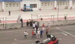 娱乐吃瓜君表演意外翻车,笑料百出却意外失控